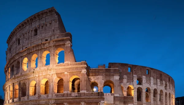 Ночной вид на Колизей в Риме, Италия — стоковое фото