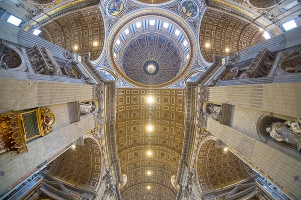 Купол базиліки Святого Петра внутрішніх справ в Римі, Італія — стокове фото
