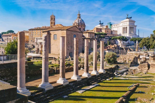 Les colonnes romaines antiques dans le Forum romain, Rome, Italie 2018 — Photo