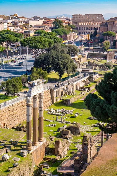 Roma desde arriba. Vista aérea del Foro Romano de Roma y del Coliseo — Foto de Stock