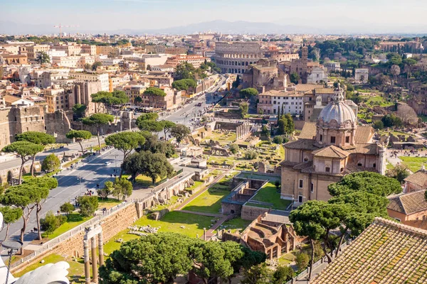 Letecký pohled na římské fórum a Koloseum v Římě, Itálie — Stock fotografie