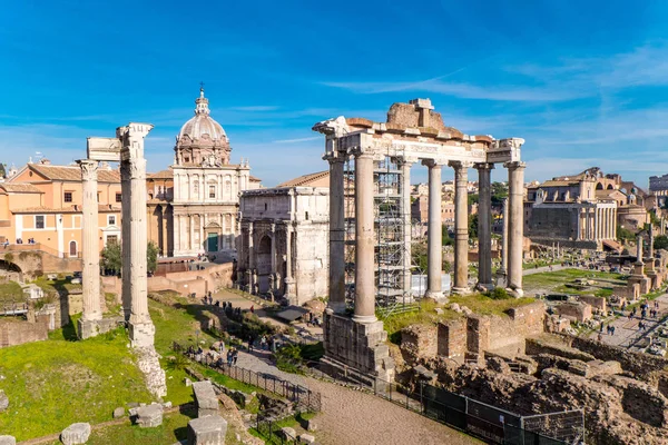 Ruiny římské římské fórum mezník — Stock fotografie