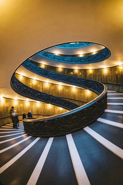 La escalera de caracol en los Museos Vaticanos — Foto de Stock