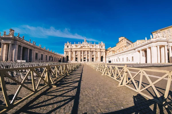 Petersplatz in der vatikanischen stadt in rom, italien — Stockfoto