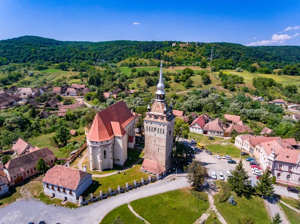Iglesia Fortificada medieval de Saschiz en Transilvania, Rumania — Foto de Stock