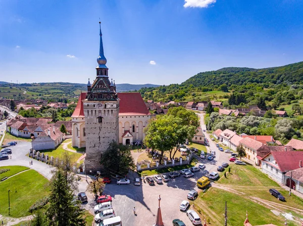 Iglesia sajona medieval en Saschiz Village, Transilvania, Rumania — Foto de Stock