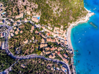 Yukarıdan aşağıya Agios Ioannis Köyü ve Lefke Beach'te havadan görünümü