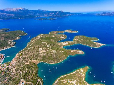 Sahil ve deniz Meganisi Adası Yunanistan havadan görünümü
