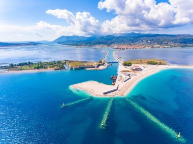 F Lefkada Adası ve liman girişinde üzerinden panoramik görünüm