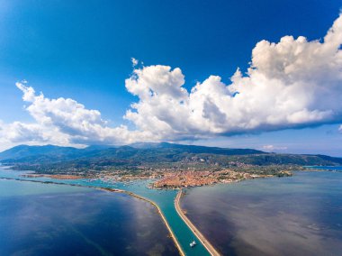 Lefkada ana kanal ve liman girişine yakın Lefk havadan görünümü