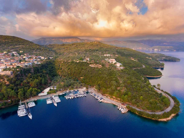 Puerto de Spartochori en la isla de Meganisi cerca de Lefkada Grecia — Foto de Stock