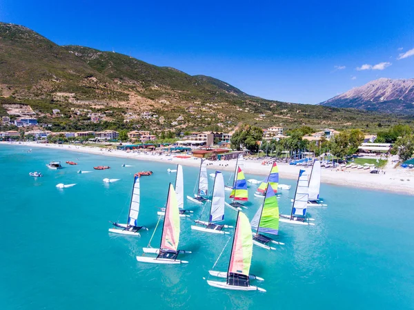 Windsurfing jachtów w Vasiliki, wyspy Lefkada Grecja Ioanian — Zdjęcie stockowe