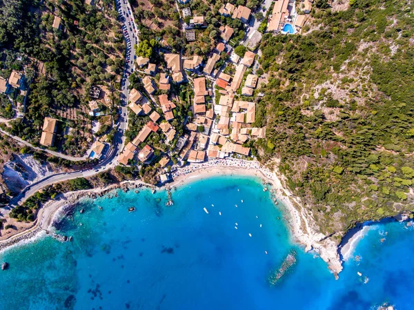 Luftaufnahme von oben nach unten von Agios Nikitas Dorf und Strand in Lefka — Stockfoto