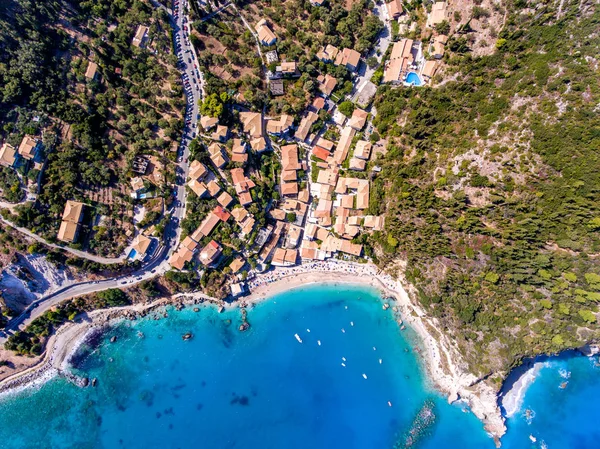 Luftaufnahme von oben nach unten von Agios Nikitas Dorf und Strand in Lefka — Stockfoto
