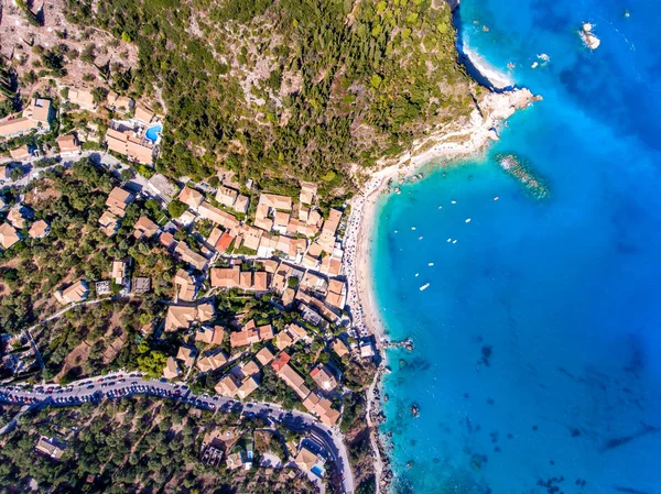 Luftaufnahme von oben nach unten von Agios Nikitas Dorf und Strand in Lefka — Stockfoto