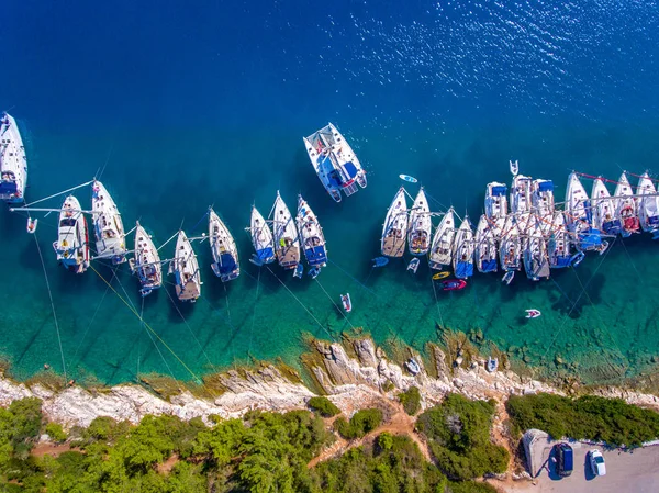 Iates na Baía de Fiskardo na Ilha Cephalonia Grécia — Fotografia de Stock