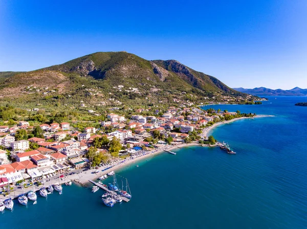 Nidri ciudad en la isla de Lefkada Grecia, la segunda ciudad más grande y —  Fotos de Stock