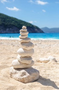 Yunanistan'da bir plajda Zen taşlar