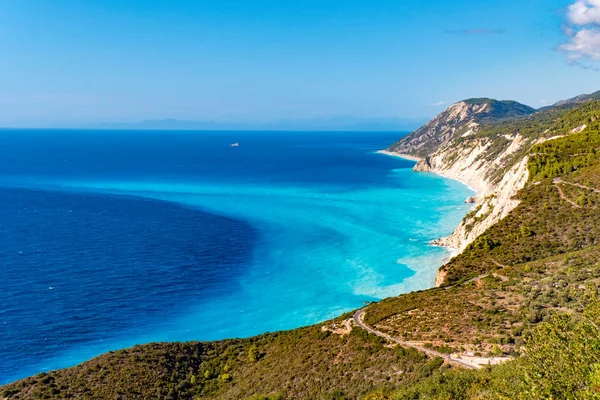 Lefkada Adası kayalıklarla ve defne Porto Katsiki olarak yukarıdan gören bir — Stok fotoğraf