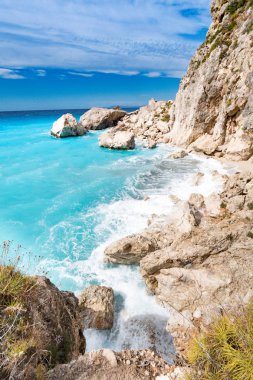 Lefkada Adası kayalıklarla kaba deniz ve açık bluew dalgalar