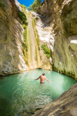 Turist Nidri şelale Lefkada Yunanistan içinde banyo