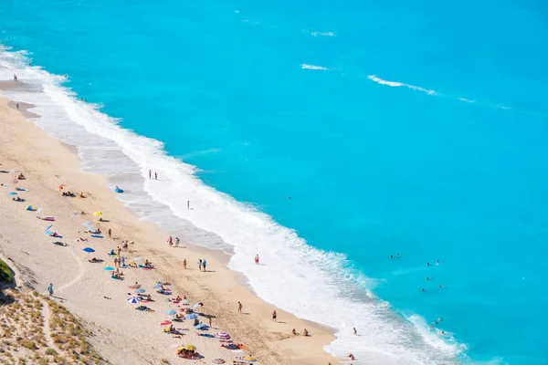 希腊莱夫卡达海滩的游客 — 图库照片
