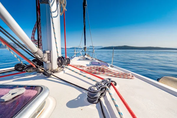 Yachting in the Mediterranean sea, Greece coastline — Stock Photo, Image