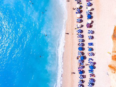 Turistler suntbeds ve şemsiye ile bir plaj görünümünü aşağı en iyi kablosuz