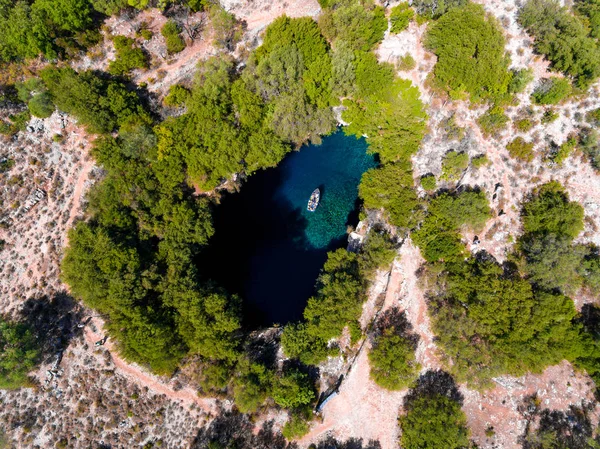 Cueva Melissani Cefalonia (Cefalonia) vista desde arriba con tou — Foto de Stock