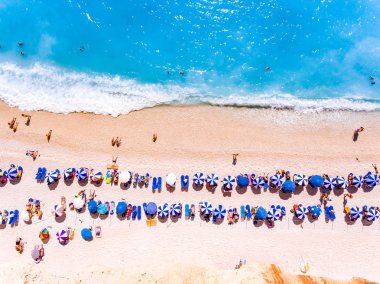 Turistler suntbeds ve şemsiye ile bir plaj görünümünü aşağı en iyi kablosuz