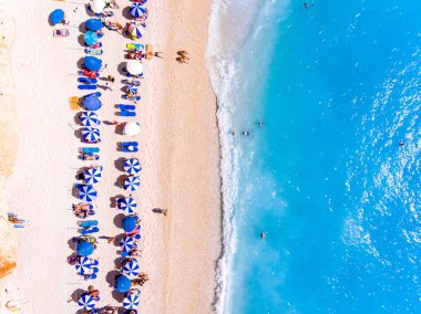 Turistler suntbeds ve şemsiye ile bir plaj görünümünü aşağı en iyi kablosuz