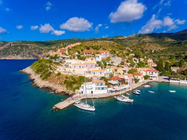 Letecký pohled na rybářské vesnice Assos Kephalonia nejvíce beauti — Stock fotografie