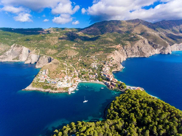 Kefalonia eiland Assos dorp en haven één van de meest mooie — Stockfoto