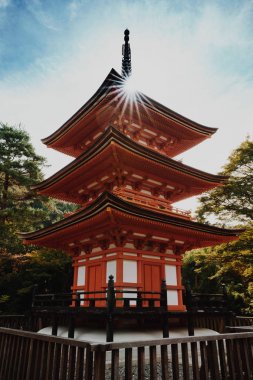 Kyoto Budist tapınağı ve Japonya'da pagoda. Sanatsal interpretati
