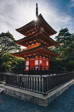 Kyoto Budist tapınağı ve Japonya'da pagoda. Sanatsal interpretati