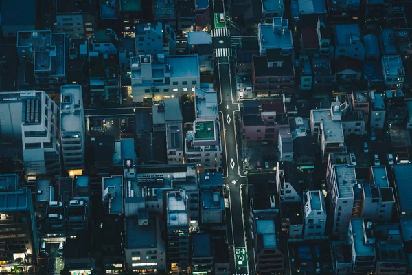 Calles de Tokio por la noche como se ve desde arriba fotografía aérea —  Fotos de Stock