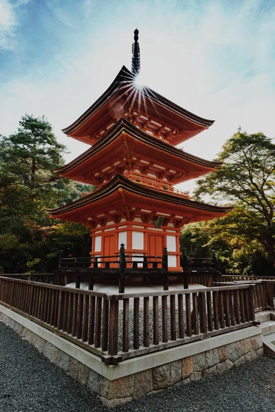 Kyoto Budist tapınağı ve Japonya'da pagoda. Sanatsal interpretati