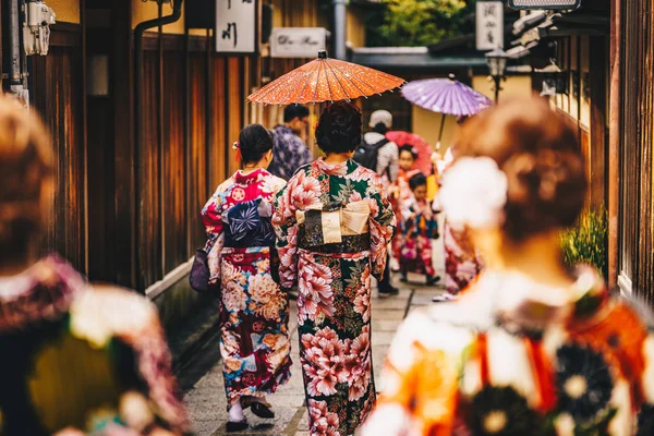 Kyoto, Japonya'nın yürüme geleneksel Japon kimono kadınlarda