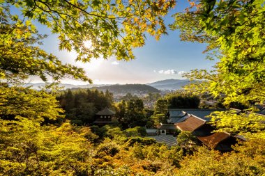 Sonbahar Kyoto tapınaklar tapınaklar bir Japonca ile görünür Bahçe