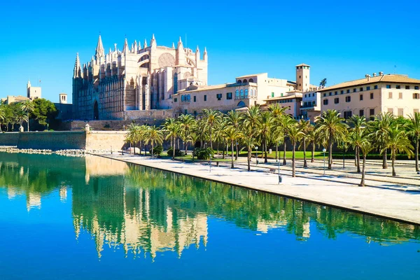 Palma de Mallorca, İspanya. La Seu - ünlü Ortaçağ Gotik ca — Stok fotoğraf