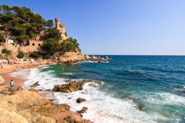 Costa Brava, İspanya, 2012: kale içinde belgili tanımlık geçmiş olan plaj