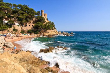 Costa Brava, İspanya, 2012: kale içinde belgili tanımlık geçmiş olan plaj