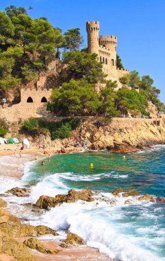 Costa Brava, İspanya, 2012: kale içinde belgili tanımlık geçmiş olan plaj