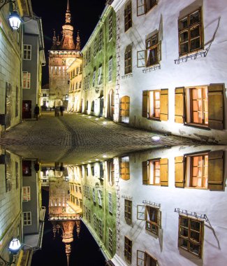Sighisoara Kalesi ve saat kulesi gece görüntülemek, Transilvanya, Rom
