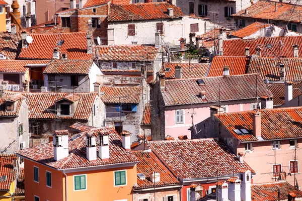 Typische kroatische Architektur in der Altstadt von Rovini am Meer — Stockfoto