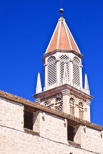 Torre de la iglesia antigua de Trogir - Croacia — Foto de Stock
