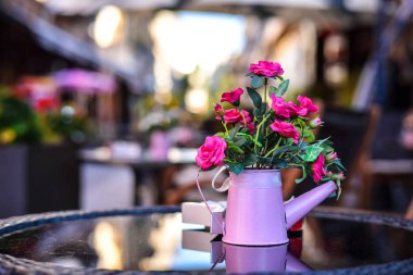 Restoran, Teras eski şehir cen içinde dışında çiçeklere tablo
