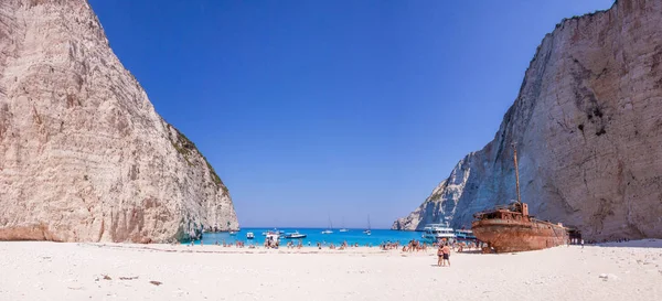 Navagio Beach Zakynthos panorámát hajótörése és türkiz tengerrel — Stock Fotó