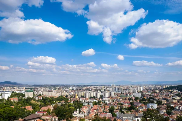 Brasov, Transilvania, Rumänien. Panoramautsikt med den nya staden — Stockfoto