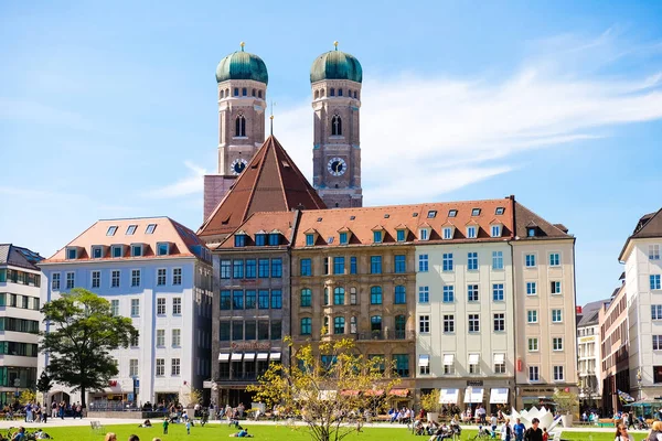 Múnich, Alemania, septiembre de 2015: edificio de oficinas en el centro histórico de la ciudad —  Fotos de Stock